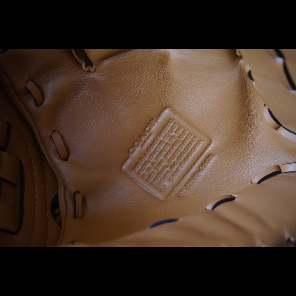 Exclusive Coach Leather Baseball Glove Hazelnut, Sold Out Since 2022 - Picture 10 of 14